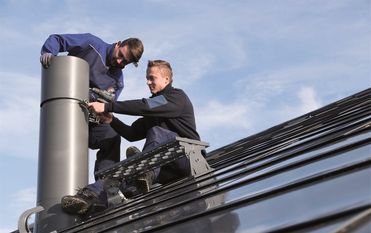 Was viele nicht wissen: Metalldächer werden vom Klempner montiert. Jugendliche, die herausfinden wollen, wie die Metallspezialisten im Baugewerbe arbeiten, können den Beruf im Rahmen eines Schülerpraktikums kennenlernen. Foto: ZVSHK/txn