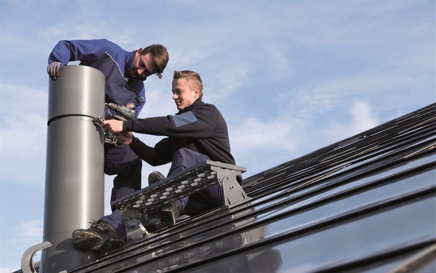 Was viele nicht wissen: Metalldächer werden vom Klempner montiert. Jugendliche, die herausfinden wollen, wie die Metallspezialisten im Baugewerbe arbeiten, können den Beruf im Rahmen eines Schülerpraktikums kennenlernen. Foto: ZVSHK/txn