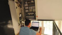 Ohne Strom kein Smart Home - deswegen kann auf Elektroniker für Energie- und Gebäudetechnik nicht verzichtet werden.
 Foto: e. gubisch/fotolia/randstad