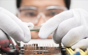 Das geschulte Auge der Werkstoffprüfer erkennt, ob ein Material für ein Produkt geeignet ist. Bela Hoche/123rf/randstad