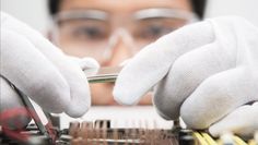Das geschulte Auge der Werkstoffprüfer erkennt, ob ein Material für ein Produkt geeignet ist.  Bela Hoche/123rf/randstad