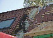 Der Anteil weiblicher Azubis im Dachdeckerhandwerk wächst. 
 Foto: ZVDH/akz-o