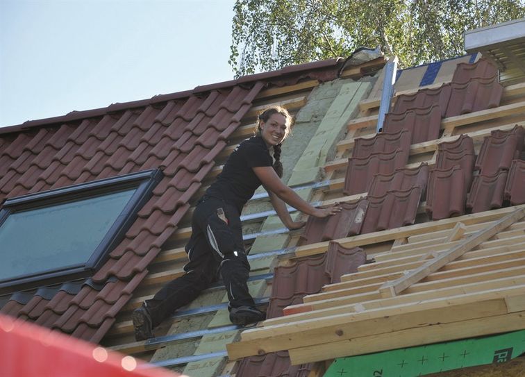 Der Anteil weiblicher Azubis im Dachdeckerhandwerk wächst. 
 Foto: ZVDH/akz-o