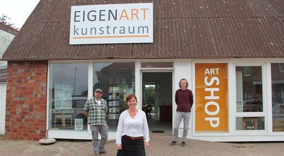 Freuen sich über die spannenden Events während der Eröffnungswoche im EigenART-kunstraum: Ben Moske, Anja Schlesselmann und Andreas von Glahn (von links). Foto: ue