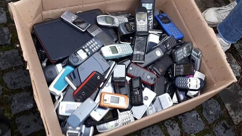 Rund 200 alte Handys kamen bei der Sammelaktion der Grünen Jugend Ritterhude zusammen.  Foto: eb