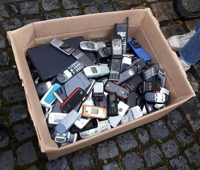 Rund 200 alte Handys kamen bei der Sammelaktion der Grünen Jugend Ritterhude zusammen.  Foto: eb