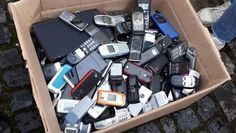 Rund 200 alte Handys kamen bei der Sammelaktion der Grünen Jugend Ritterhude zusammen.  Foto: eb