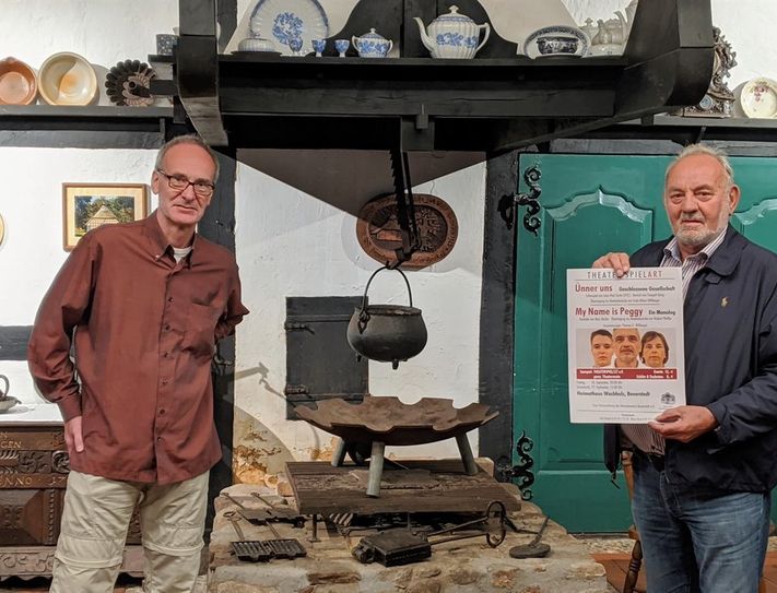 Verzicht ist keine Alternative: Theater SpielArt ist zu Gast im Heimathaus Wachholz. v. li Thomas G. Willberger (Regie) und Klaus Böse ( Vorsitzender Heimatverein Beverstedt). Foto: khe