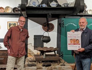 Verzicht ist keine Alternative: Theater SpielArt ist zu Gast im Heimathaus Wachholz. v. li Thomas G. Willberger (Regie) und Klaus Böse ( Vorsitzender Heimatverein Beverstedt).  Foto: khe