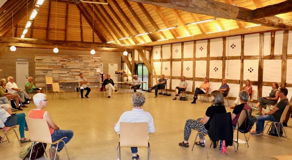 In großer Runde trafen sich die Klimaaktivisten in der Bötjerschen Scheune in Worpswede.  Foto: ak