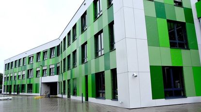 Das imposante Schulgebäude zeigt sich hier von seiner grünen Seite. Aber auch rote und blaue Gebäudeabschnitte hat der neue Campus zu bieten. Fotos: rgp