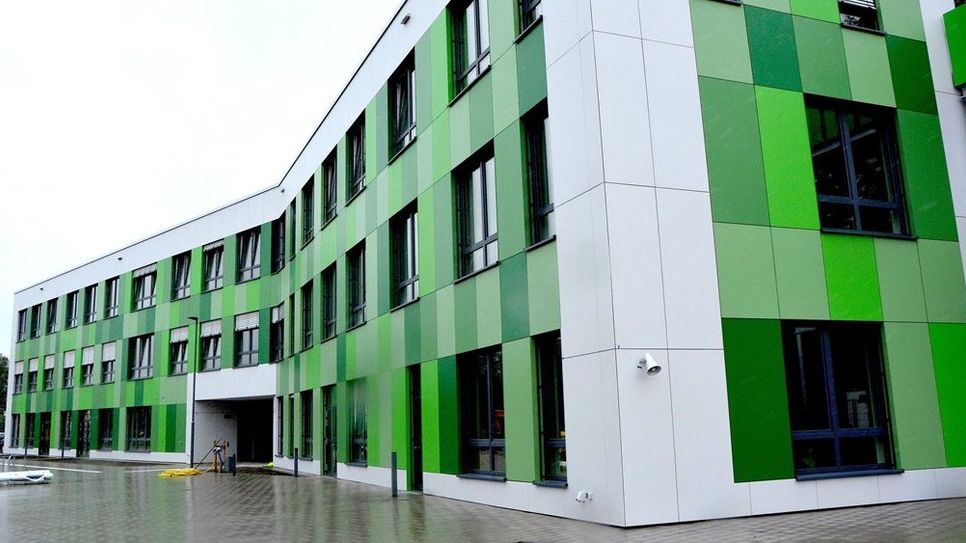 Das imposante Schulgebäude zeigt sich hier von seiner grünen Seite. Aber auch rote und blaue Gebäudeabschnitte hat der neue Campus zu bieten.  Fotos: rgp