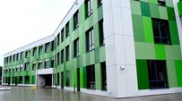 Das imposante Schulgebäude zeigt sich hier von seiner grünen Seite. Aber auch rote und blaue Gebäudeabschnitte hat der neue Campus zu bieten.  Fotos: rgp