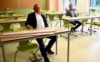 Das imposante Schulgebäude zeigt sich hier von seiner grünen Seite. Aber auch rote und blaue Gebäudeabschnitte hat der neue Campus zu bieten.  Fotos: rgp