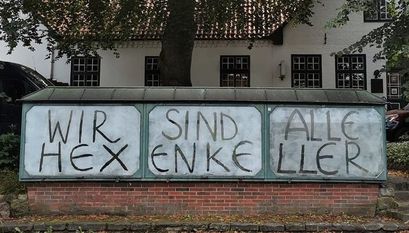Auch Mimis Erbe, der Raum für Kunst, in Worpswede beteiligt sich an der Aktion „Wir sind alle Hexenkeller“ und zeigt seine Solidarität ganz groß im öffentlichen Schaukasten. Foto: Mimis Erbe