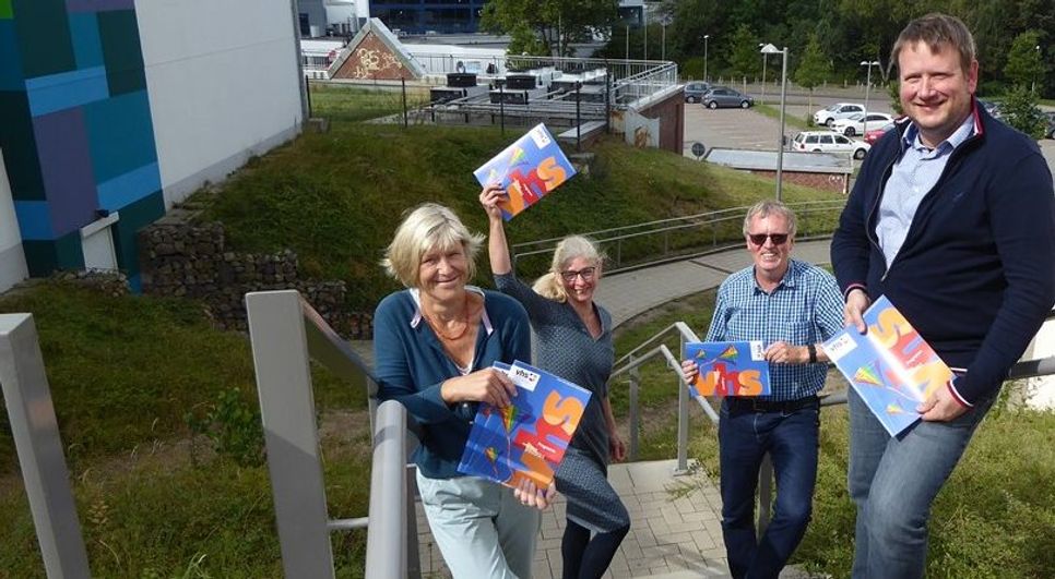Urte Joost-Krüger, Gabriele Haar, Manfred Wichmann-Böschen und Ihno Schild (v.li.) möchten mit ihrem farbenfroh gestalteten Programm gerade in Corona-Zeiten ein positives Zeichen setzen. Foto: hc