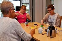 Bewohnerinnen und Mitarbeiterin: Gesellschaftsspiele spielen gehört zu den Lieblingsbeschäftigungen von Sandra (rechts), Bewohnerin der ersten Stunde. Da sind Gitta (Mitte), die ebenfalls seit der Eröffnung vor 20 Jahren hier lebt, und Hauswirtschafterin Heli Willen (links) gerne mit von der Partie. Sie gehört von Anfang an zum Betreuungsteam des Wohnhauses. Foto: Lebenshilfe Bremervörde/Zeven