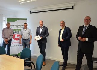 Die Landvolk-Vorstandsmitglieder Bernd Stührenberg (von links), Tetje Meyerdierks und Stephan Warnken haben sich kürzlich intensiv über die Möglichkeiten der Moorbewirtschaftung mit den Landtagsabgeordneten Axel Miesner und Dr. Marco Mohrmann ausgetauscht.  Foto: Pape/Landvolk