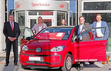 Zum 31. Mal stiftet die Sparkasse den Hauptgewinn der Klosterholz-Tombola. Der knallrote VW Up ist rund 16.000 Euro wert. Foto: jm
