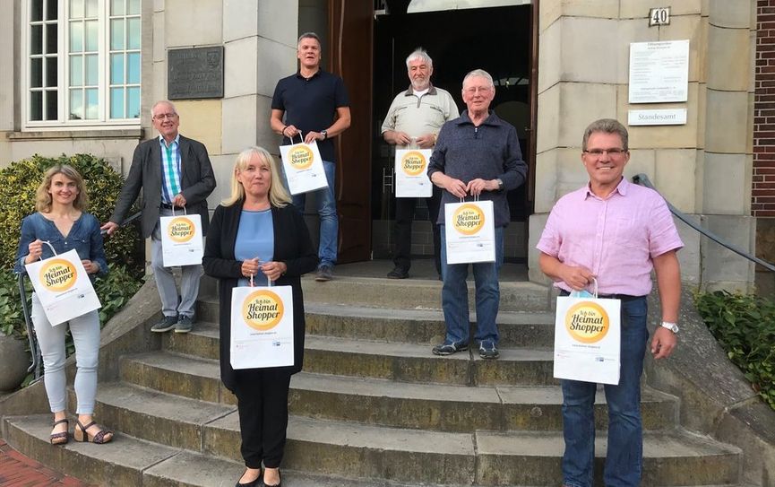 Auch Ritterhuder Bürgermeisterin Susanne Geils (vorne) ist bekennende Heimatshopperin. Foto: eb