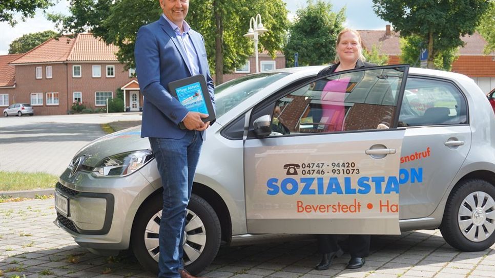 Seit über 40 Jahren ist die Sozialstation Beverstedt-Hagen ein kompetenter Partner. Bürgermeister Guido Dieckmann und Geschäftsführerin Monika Fißler blicken positiv in die Zukunft.  Foto : khe