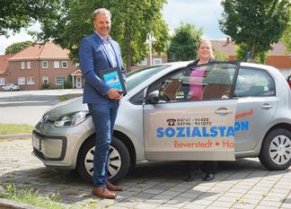 Seit über 40 Jahren ist die Sozialstation Beverstedt-Hagen ein kompetenter Partner. Bürgermeister Guido Dieckmann und Geschäftsführerin Monika Fißler blicken positiv in die Zukunft.  Foto : khe