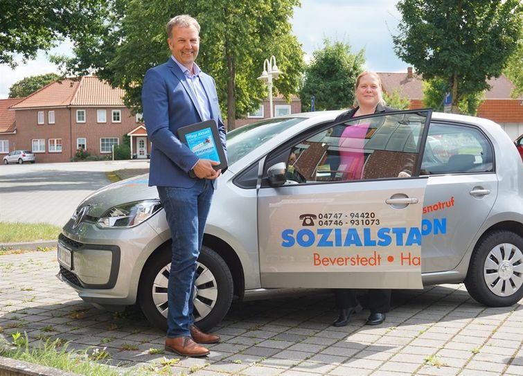 Seit über 40 Jahren ist die Sozialstation Beverstedt-Hagen ein kompetenter Partner. Bürgermeister Guido Dieckmann und Geschäftsführerin Monika Fißler blicken positiv in die Zukunft.  Foto : khe