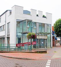 Nur vorübergehend leer: In das ehemalige Wäschehaus Kammann in der Teichstraße zieht demnächst das Schuhhaus Steffens ein.  Foto: jm