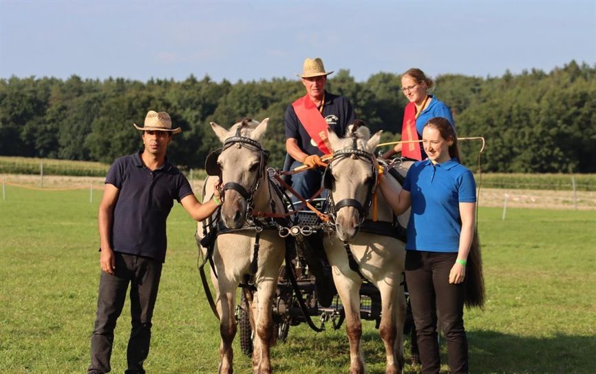 Jens Grochau (hinten links) und Jennifer Detterra (hinten rechts) sicherten sich die Kreismeistertitel. Foto: eb