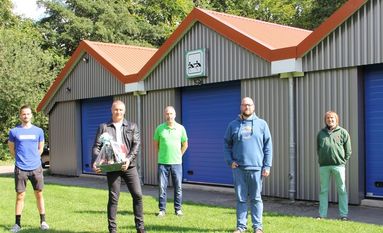 Freuen sich über die abgeschlossenen Sanierungsarbeiten am Bootshaus: Vereinsmitglied Thilo von Kamp, Jubilar Marcus Bieck, Vereinsvorsitzender Christian Thiessen, Tim Kahrs, Leiter der TSV-Kanu-Abteilung, und Detlef Klein, Leiter der TSV-Ruderabteilung (von links). Foto: ue