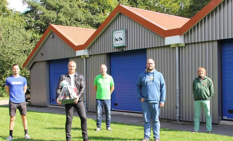 Freuen sich über die abgeschlossenen Sanierungsarbeiten am Bootshaus: Vereinsmitglied Thilo von Kamp, Jubilar Marcus Bieck, Vereinsvorsitzender Christian Thiessen, Tim Kahrs, Leiter der TSV-Kanu-Abteilung, und Detlef Klein, Leiter der TSV-Ruderabteilung (von links).  Foto: ue