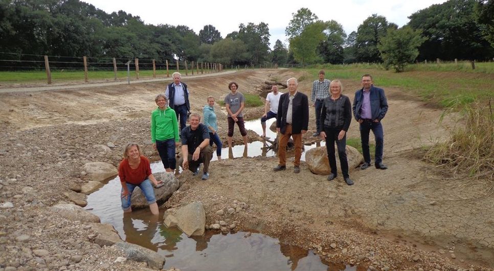 Der BUND und die Unterstützer*innen des Projekts präsentieren den fertig renaturierten Bachabschnitt an der Schwaneweder Beeke.  Foto: BUND/Bernd Quellmalz