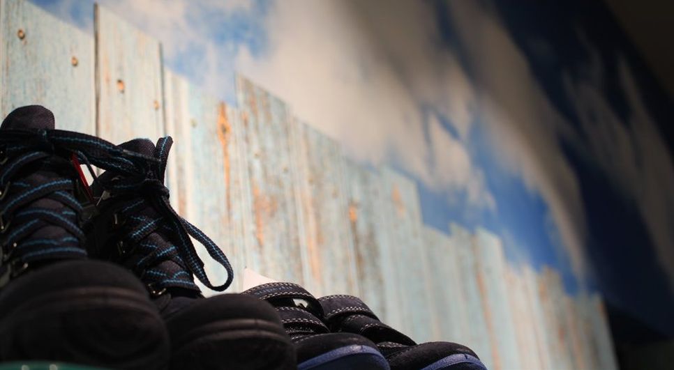 Als ob sie vom Himmel aufs Schuhregal gefallen wären: Bereits das Wanddekor in der neuen Filiale verspricht besten Tragekomfort für Groß und - wie in diesem Fall - Klein.  Foto: pvio
