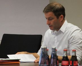 Präsentierte solide Zahlen und erläuterte die geplante Neuverschuldung der Gemeinde: Stadtkämmerer Patrick Schlesselmann legte den Mitgliedern des Finanzausschusses die für die nahe Zukunft nötigen Haushaltskorrekturen dar. Foto: ue