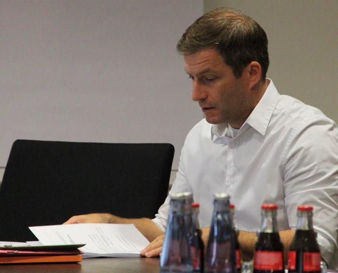 Präsentierte solide Zahlen und erläuterte die geplante Neuverschuldung der Gemeinde: Stadtkämmerer Patrick Schlesselmann legte den Mitgliedern des Finanzausschusses die für die nahe Zukunft nötigen Haushaltskorrekturen dar. Foto: ue