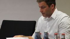 Präsentierte solide Zahlen und erläuterte die geplante Neuverschuldung der Gemeinde: Stadtkämmerer Patrick Schlesselmann legte den Mitgliedern des Finanzausschusses die für die nahe Zukunft nötigen Haushaltskorrekturen dar.  Foto: ue