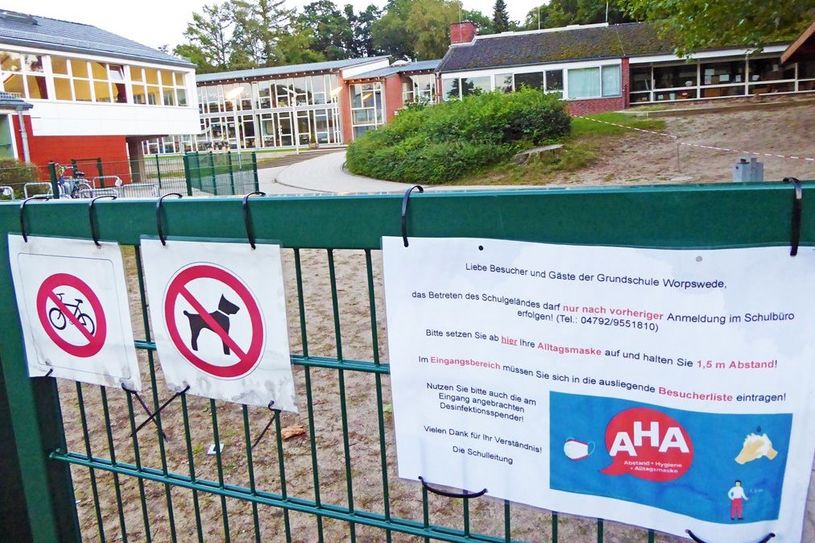 Am Eingang zum Schulgelände der Grundschule Worpswede wird man vor dem Betreten auf die Hygiene-Vorschriften hingewiesen.  Foto: hc