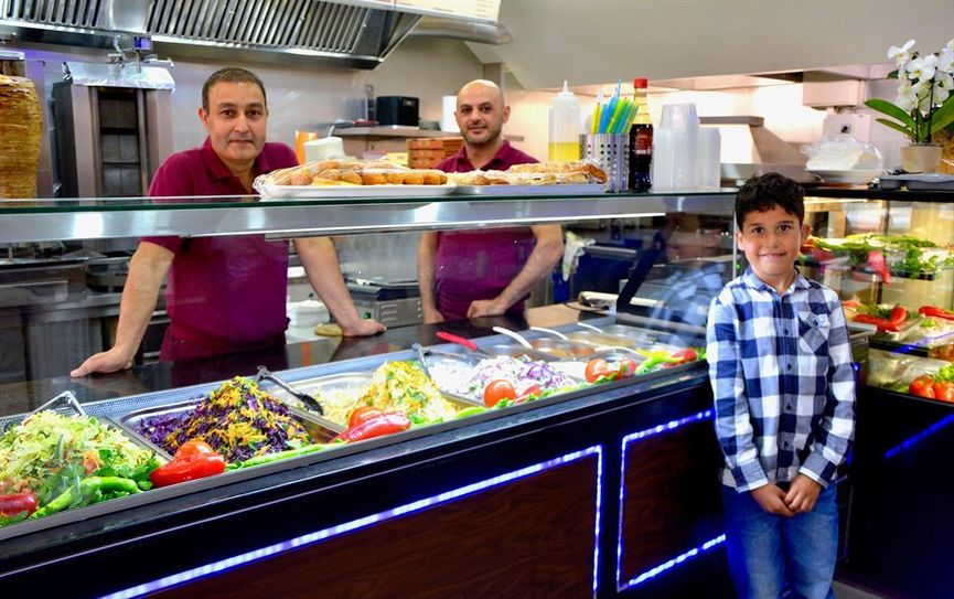 Ahmet Koca (li.) serviert seinen Gästen in der Bremervörder Fußgängerzone Döner, Currywurst und Co.  Foto: rgp