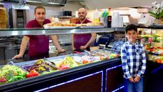 Ahmet Koca (li.) serviert seinen Gästen in der Bremervörder Fußgängerzone Döner, Currywurst und Co.  Foto: rgp