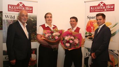 Sonja Freye (2. v. li.) und Nina Schulz bekamen von Jochen (li.) und Jan Opitz Blumen zum Firmenjubiläum  Foto: eb