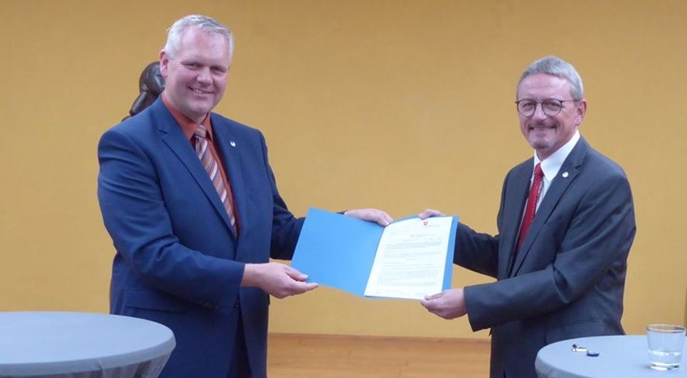 Björn Thümler (rechts) hatte bei seinem Besuch der Großen Kunstschau Worpswede einen Zuwendungsbescheid in Höhe von 100.000 Euro im Gepäck.  Foto: hc