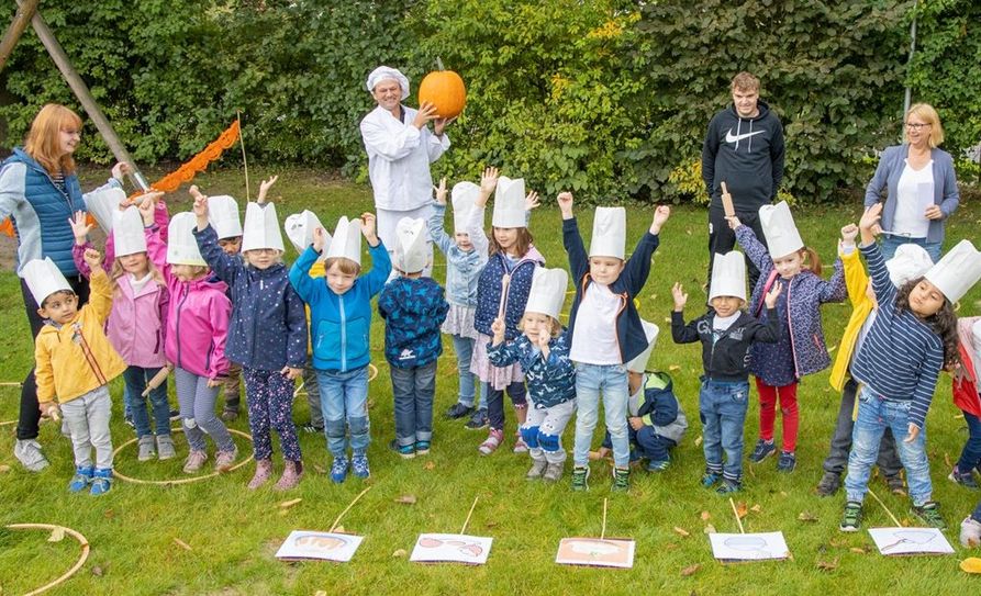 Die Kids der KiTa würdigen den Bäckerbesuch mit einer tollen Darbietung.  Foto: eb