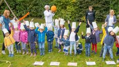 Die Kids der KiTa würdigen den Bäckerbesuch mit einer tollen Darbietung.  Foto: eb