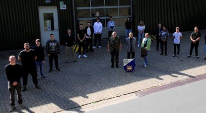 Oberstleutnant Andreas Möller, Ausbildungsleiter Marco Schultz (links) und die Ausbildungsleiterin für die Ausbildung der Fachlageristen, Anne Rott, begrüßten gemeinsam den neuen Ausbildungsjahrgang. Foto: eb