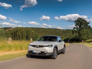 „Rightsizing“ sorgt im Mazda MX-30 (kombinierter Stromverbrauch nach NEFZ: 17,3 kWh/100 km; CO2-Emissionen: 0 g/km) für eine möglichst geringe CO2-Gesamtbilanz.  Foto/Text: Mazda
