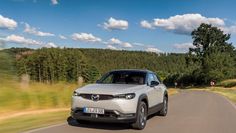„Rightsizing“ sorgt im Mazda MX-30 (kombinierter Stromverbrauch nach NEFZ: 17,3 kWh/100 km; CO2-Emissionen: 0 g/km) für eine möglichst geringe CO2-Gesamtbilanz.  Foto/Text: Mazda