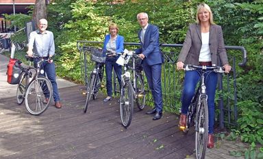 Wollen bessere Radwege: Udo Fischer vom Touristikverband (v. li.), Bürgermeisterin Käthe Dittmer-Scheele (Scheeßel), Landrat Hermann Luttmann und Ulrike Jungemann (Stabsstelle Kreisentwicklung). Foto: eb