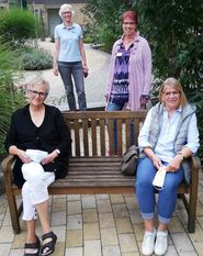 Begleiten Sterbende und Angehörige: Marita Lindhammer und Christa Fritsch (vorne, v. li.) sowie Elsabeth Horlboge (hinten li.) und Claudia Kiel-Wieber vom Ambulanten Hospizdienst. Foto: lst