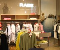Oben: Die neu gestalteten Wände hinter den neuen Warenträgern. Links: Die neue Damenwäscheebene im Modehaus. Rechts: Die vierte Generation Kammann, Janine und Alica.