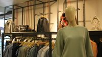 Oben: Die neu gestalteten Wände hinter den neuen Warenträgern. Links: Die neue Damenwäscheebene im Modehaus. Rechts: Die vierte Generation Kammann, Janine und Alica.